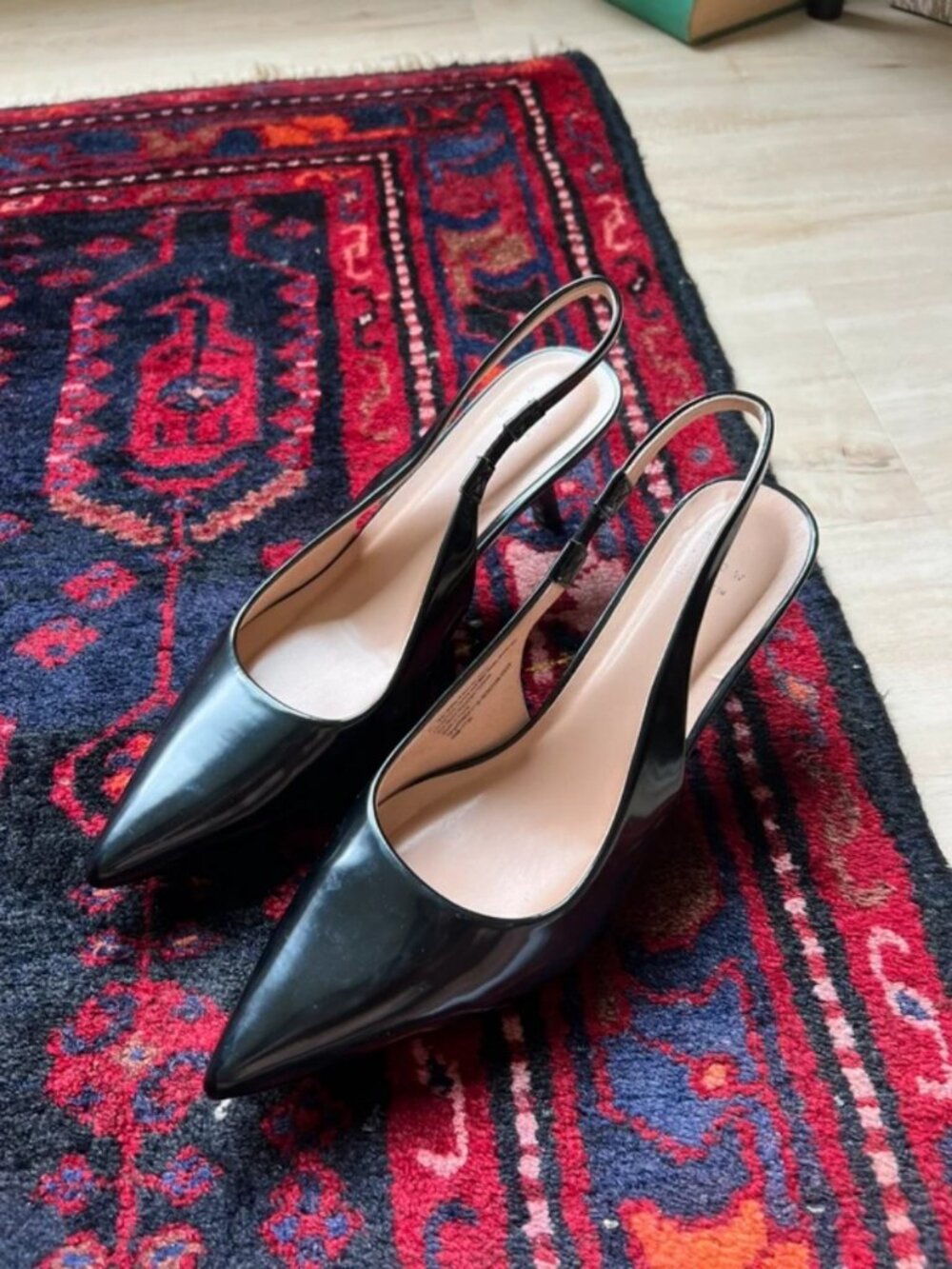 closed toe kitten heel